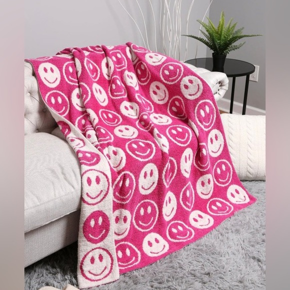 Comfy luxe Fuchsia smiley face reversible blanket - Picture 1 of 1